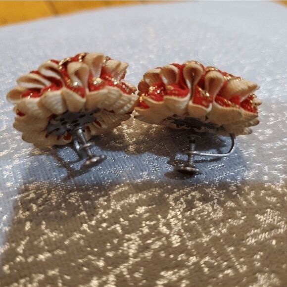 Vintage 1950's Clip On Earings Made of Fabric Clip On - Picture 2 of 4